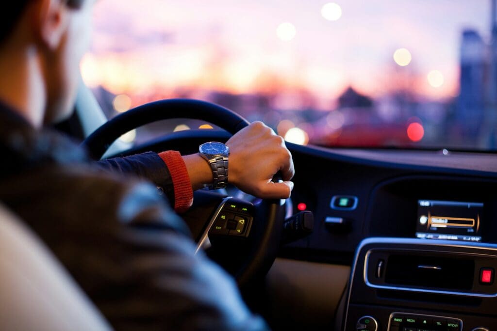 Conductor al volante de un automóvil